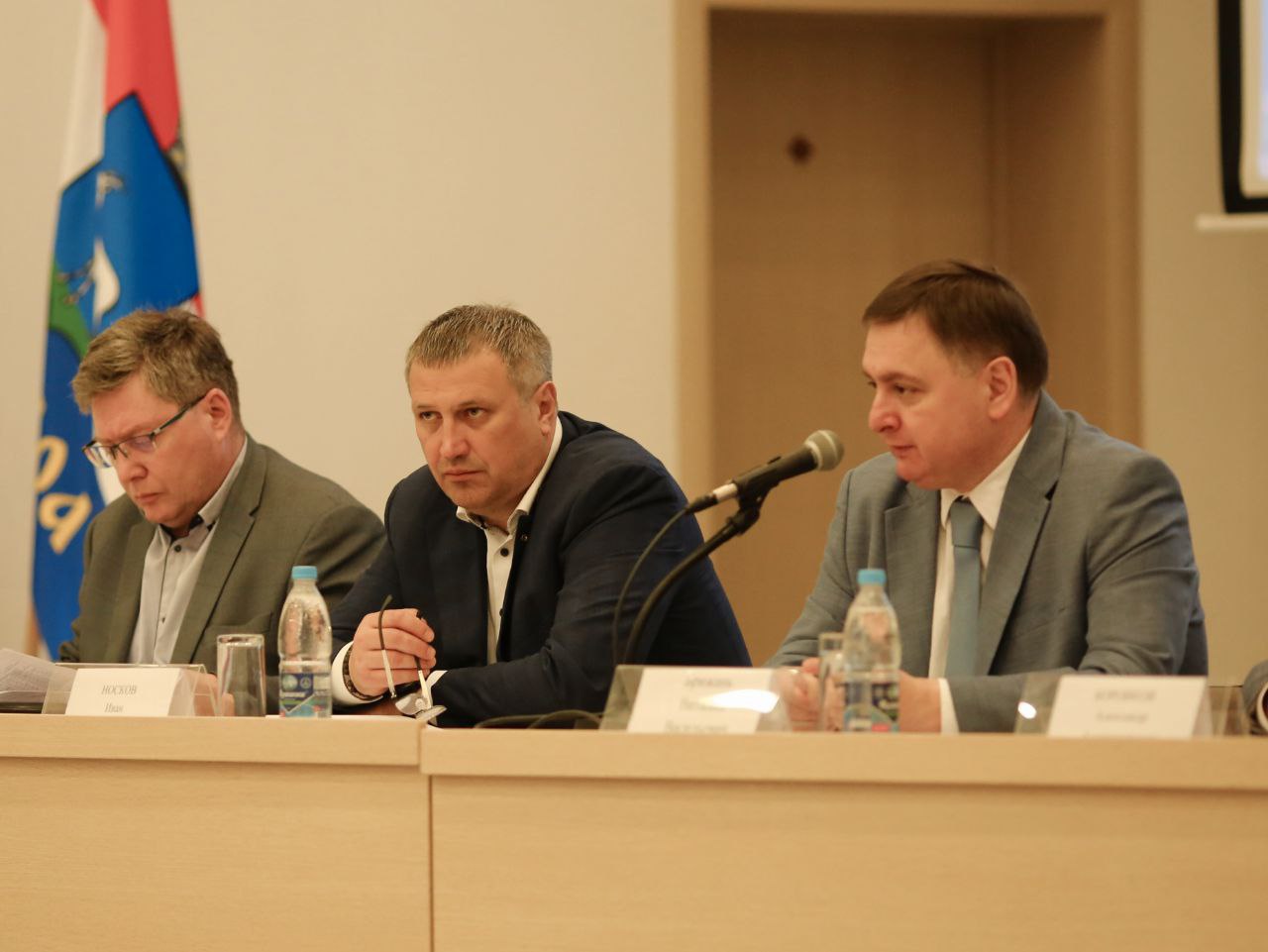 Глава областной столицы Иван Носков провел заседание штаба по подготовке к отопительному сезону В своем телеграм-канале мэр Самары отметил, что новые строгие требования к сдаче готовых многоэтажных жилых зданий коснулись всех фирм, занимающихся управлением и содержанием домов. Важно теперь подходить к этому процессу ответственно и строго соблюдать установленные нормы. Государственная жилищная инспекция стала намного строже контролировать подготовку домов к зимнему сезону отопления. Первые отчёты о готовности домов управляющие фирмы уже передали в инспекцию для проверки. Основная задача управляющих компаний — хорошо подготовить жилые здания к отоплению, чтобы жильцам было тепло и уютно зимой. : Тг-канал Ивана Носкова