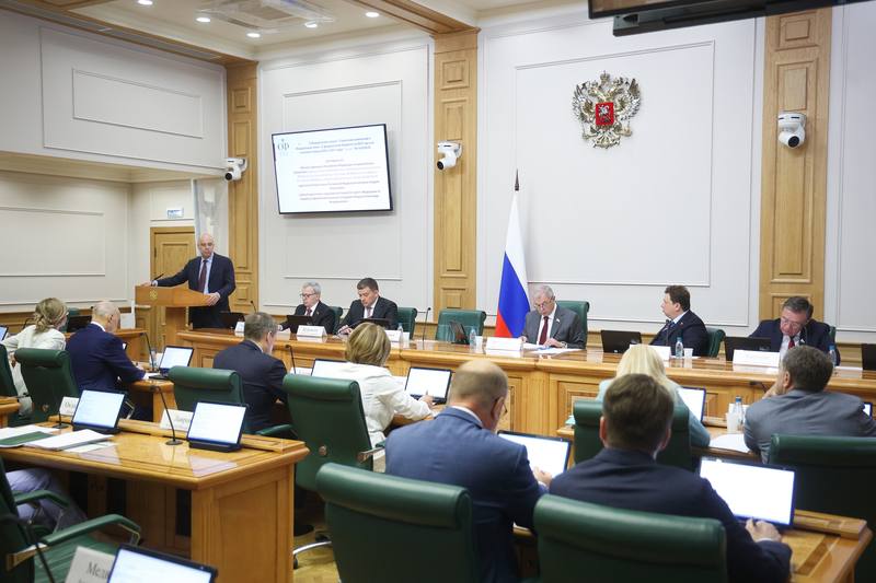 Больше внимания поддержке регионов и развитию экономики: скорректирован федеральный бюджет. Наш комитет одобрил изменения в федеральный бюджет на 2025–2027 годы. Важнейшие нововведения коснутся социальных выплат, поддержки семей и предпринимателей, а также приоритетных направлений экономического развития страны. Основные изменения: Рост общих расходов бюджета на 829 млрд рублей обеспечен увеличением ненефтегазовых доходов. Планируется повышение зарплат работникам бюджетной сферы, индексация материнского капитала и увеличение размера стипендий студентам. Дополнительные средства будут направлены на развитие льготного ипотечного кредитования и оказание поддержки предпринимателям в рамках проектного финансирования. Предполагается увеличение объёма инвестиций в АПК, индустриальные парки и дорожное строительство в рамках реализации нацпроектов. Несмотря на ожидаемое уменьшение нефтегазовых доходов почти на 1,8 трлн рублей, стабилизация общей доходной части бюджета достигается за счёт устойчивого развития отраслей, не зависящих от экспорта нефти и газа.