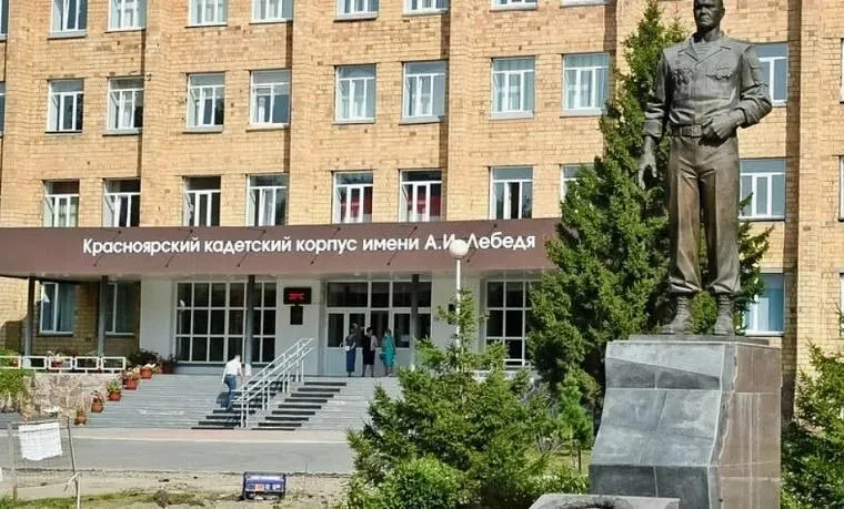 В Красноярске в кадетском корпусе произошло массовое отравление 33 человека госпитализированы с подозрением на острую кишечную инфекцию Об этом сообщили в региональном управлении Роспотребнадзора Как уточнили в министерстве образования края питание в кадетском корпусе имени Лебедя с марта обеспечивала новая компания В СКР уточнили что госпитализированы двое учащихся По факту случившегося возбуждено уголовное дело Известно что возраст отравившихся кадет от 10 до 15 лет У части заболевших выявлена РНК норовируса Причины выясняются Подписаться на Говорит Москва Telegram VK МАКС
