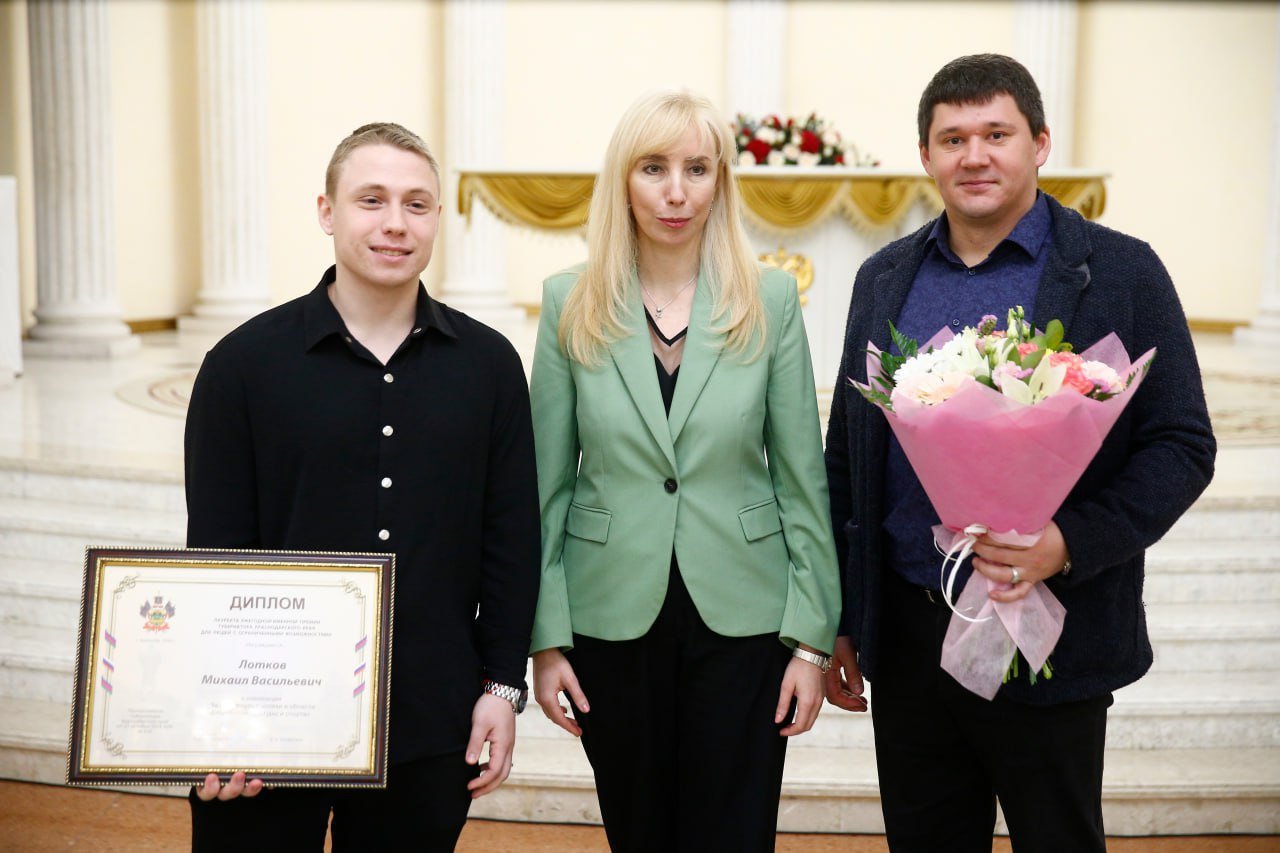 Кубанцам с ограниченными возможностями здоровья вручили именные премии губернатора  Об этом в социальных сетях рассказала вице-губернатор Анна Минькова.  – Сегодня наградила 15 лауреатов девятой ежегодной именной премии губернатора. Это люди с ограниченными возможностями – волонтеры, художники, общественные деятели и спортсмены. Каждый из них получил премию в размере 150 тысяч рублей, – написала замглавы региона.