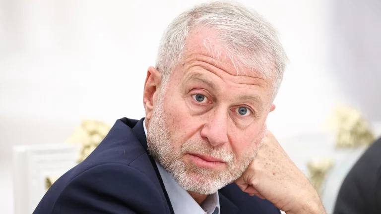 Абрамович пообещал больше не покупать футбольные клубы Российский предприниматель Роман Абрамович сообщил, что не намерен в дальнейшем приобретать футбольные клубы. Это заявление он сделал в беседе с Ником Пуревалом, автором книги «Под санкциями: внутренняя история продажи футбольного клуба „Челси”». Вместе с тем бизнесмен допустил, что мог бы поучаствовать в поддержке академий и молодых талантов, особенно помогая детям из неблагополучных семей, если бы нашлась стоящая инициатива, способная реально что-то изменить. «Но что касается владения или профессиональной роли в клубе, то с этим я покончил в этой жизни», — приводит слова Абрамовича Daily Mail : Артем Геодакян / ТАСС