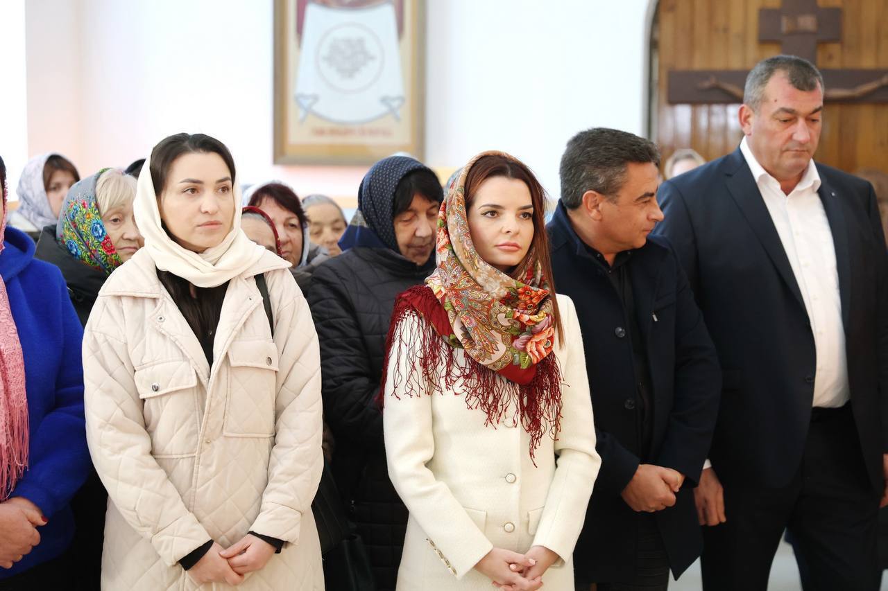 Башкан Гагаузии Евгения Гуцул поздравила жителей Молдовы с Прощеным воскресеньем Сегодня Прощеное воскресенье День когда каждый из нас должен остановиться заглянуть в свою душу и попросить прощения у близких у друзей у тех кого могли обидеть словом или поступком осознанно или по неведению Я искренне прошу прощения у всех кого могла ранить огорчить или не оправдать ожиданий Вера всегда была и остаётся моей опорой В самые трудные моменты именно она даёт силы не сломаться не ожесточиться сохранить человеческое достоинство и идти дальше с открытым сердцем и чистыми помыслами Сегодня особенно важно беречь веру в Бога в добро в справедливость в людей рядом с нами Без этого невозможно ни примирение ни развитие ни будущее Пусть в наших домах будет мир в сердцах покой а в душе свет Пусть прощение станет не слабостью а силой С Прощеным воскресеньем Мира вам любви и Божьей благодати Передано через адвокатов Евгении Гуцул и опубликовано пресс службой Башкана и Исполнительного комитета