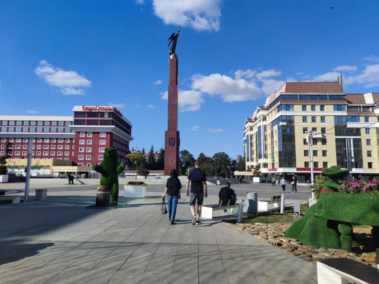 Александровскую площадь Ставрополя ждёт обновление В городе разработают проект её благоустройства. На территории разместят зеленую зону с автополивом, аллеи и разные декоративные конструкции. Обновят и водные объекты: планируется, что там расположатся сухие пешеходные фонтаны, оснащенные управлением водных струй. Вокруг памятника "Ангел" предполагается установить новую чашу с подсветкой. Конкурс для подрядчиков объявили 18 июня, работы нужно выполнить до конца сентября. Начальная цена контракта - 28,4 млн рублей. Обновить территорию вместе с Крепостной горой и площадью 200-летия обещают к 250-летию Ставрополя - к 2027 году. Stavropol.Media Прислать новость