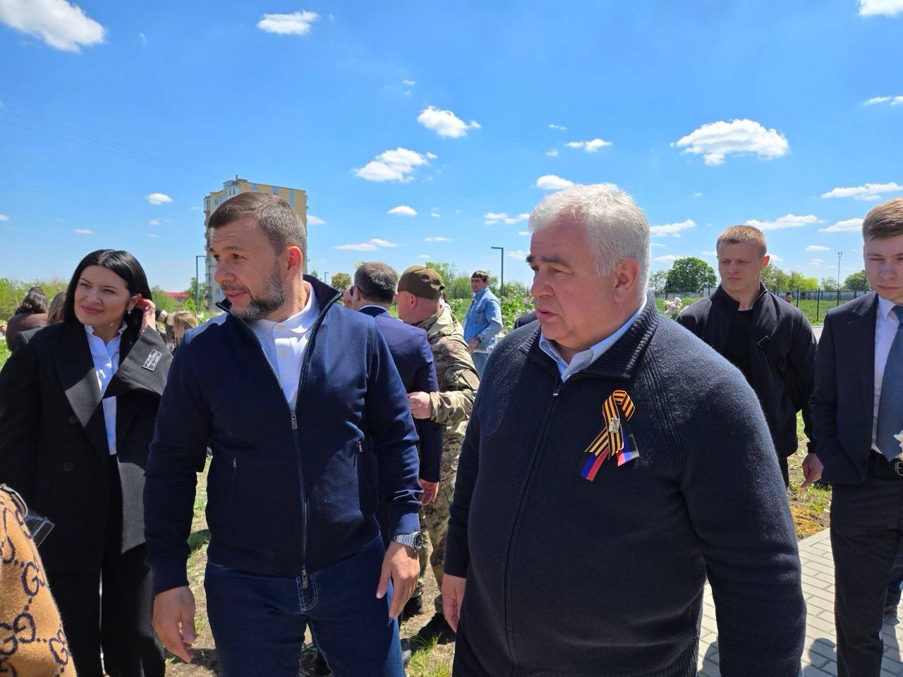 Делегация КПРФ во главе с К.К. Тайсаевым с рабочим визитом на Донбассе 11 мая в рамках акции «Сирень Донбасса» члены делегации во главе с секретарем ЦК КПРФ, первым зампредом Комитета ГД по делам СНГ К.К. Тайсаевым вместе с Главой ДНР Д.В. Пушилиным приняли участие в высадке кустов сирени на территории Донецкого республиканского перинатального центра им. Чайки. Далее делегация возложила цветы к монументу «Твоим Освободителям, Донбасс». Сегодня в ДНР отмечают День Республики. Состоялась встреча с военными, К.К. Тайсаев вручил бойцам благодарственные письма.