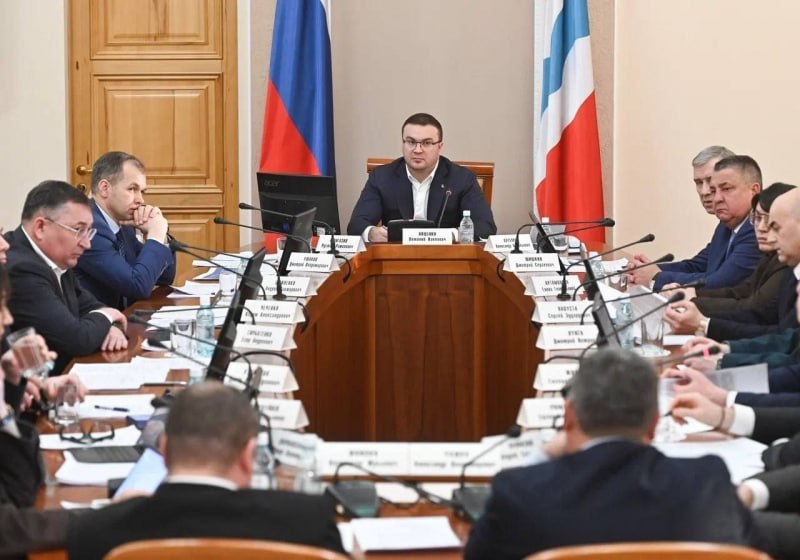 В Омской области одобрили проект контейнерного терминала Карбышево Инвестиционный комитет Омской области под председательством губернатора Виталия Хоценко одобрил крупный проект в сфере транспортной логистики строительство транспортно логистического комплекса Контейнерный терминал Карбышево Инвестор ООО Инвестиционная финансовая группа планирует вложить более 200 млн рублей Проект предусматривает создание контейнерного терминала и подъездных железнодорожных путей Объект станет частью международных логистических маршрутов в том числе в направлении Китая Также на заседании подвели итоги работы Инвесткомитета за 2025 год