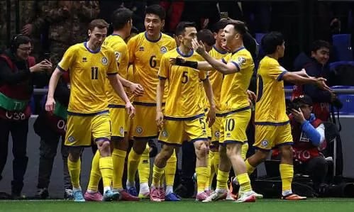 Сборная Казахстана узнала соперников по Лиге наций В Брюсселе прошла жеребьёвка группового этапа Лиги наций УЕФА сезона 2026 27 Сборная Казахстана сыграет в группе 3 Лиги C с командами Словакии Фарерских островов и Молдовы Матчи турнира пройдут с сентября по ноябрь 2026 года Победители групп получат шанс повыситься в классе и побороться за выход на чемпионат Европы 2028 команды занявшие последние места сыграют за сохранение прописки в лиге Кроме того в июне 2026 года сборная Казахстана проведёт товарищеский матч с Венгрией Игра состоится 9 июня в Туркестане на стадионе Туркестан Арена Подпишитесь на AsiaToday