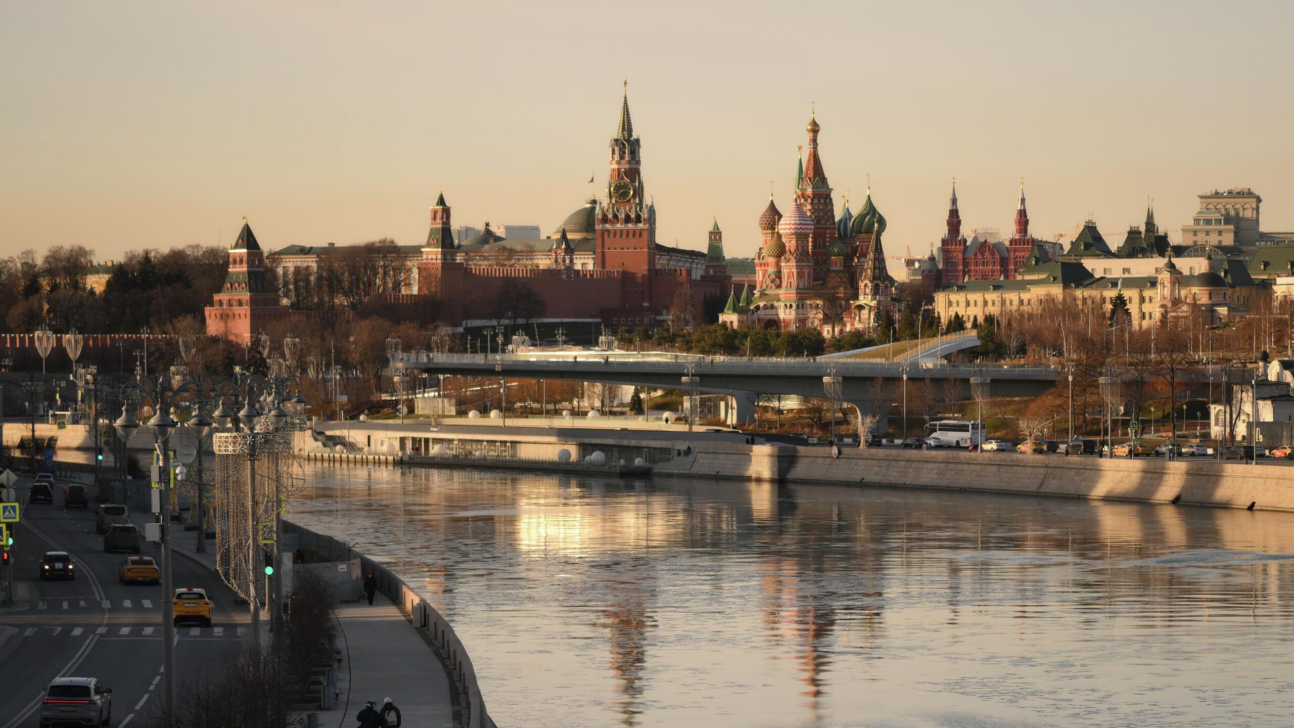 Россия и Центральная Азия будут расширять направления сотрудничества говорится в докладе Фонда развития гражданского общества который есть в распоряжении РИА Новости Россия и ЦА помимо традиционных сфер для совместной работы развивают новые перспективные направления На текущем этапе наблюдается выстраивание нового баланса между традицией и новацией говорится в докладе Фонда развития гражданского общества Десятилетие новых возможностей Как отметили в докладе ключевыми направлениями сотрудничества будут являться энергетика сельское хозяйство логистика финансы и инвестиции миграция искусственный интеллект и большие данные