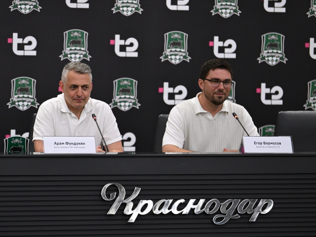Т2 стал партнером ФК «Краснодар».  Из местных СМИ узнали, что Т2 подписал соглашение с чемпионом прошедшего сезона. Несмотря на то, что редакция страдает болеет за московский «Спартак», к «Краснодару» мы всегда испытывали уважение и теплые чувства, как к клубу, который целиком и полностью, как модно говорить, selfmade. По-нашему: поднялся с нуля.  Сообщается, что переговоры шли около четырех месяцев. Это еще одно крупное соглашение – ранее был также подписан контракт с Ozon, по которому домашняя арена клуба стала носить название Ozon Арена.  До нас дошла информация, что партнерство заключается не в одном логотипе на футболке. На пресс-конференции заявлялось, что в парке «Краснодар» будет обновлено телеком-оборудование, сеть будет расширена, а на самой арене усилят indoor-покрытие. Также, в салонах Т2 в Краснодаре можно будет купить мерч команды, а для болельщиков будут плюшки в рамках программы лояльности «Больше».  Заколлабиться с новоиспеченным чемпионом, который шел к этому 17 лет, хороший ход. «Краснодар» и Т2 молодцы.  ™  Телекоммуналка