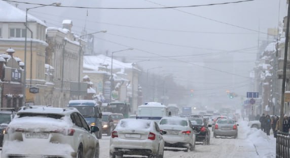 В Заполярье закрыли дорогу на Териберку и Туманный  СМИ пишут, что закрыт проезд по региональной автодороге Кола – Серебрянские ГЭС с 32 км к поселку Туманный и автоподъезд к селу Териберка. Отметим, что ограничения на дорогах ввели из-за метели, сильного ветра, снега и плохой видимости. В случае, если произошло ДТП, автомобилистов призвали звонить по телефону 112.  Берегите себя.