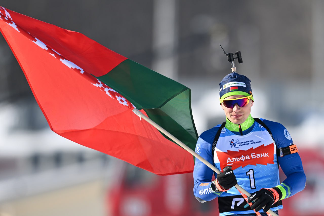 Антон Смольский одержал вторую победу в гонке преследования на Кубке Содружества в текущем сезоне Ранее он стал лучшим в пасьюте на первом этапе турнира в Сочи Сегодня на третьем этапе в Чайковском Пермский край Россия Смольский сумел все четыре огневых рубежа пройти без промахов и финишировать первым Долгожданная победа на Кубке Содружества Тяжелая гонка погодные условия не самые комфортные холодно Руки замерзали и это непросто Что же касается стрельбы то честно чувствую себя не очень и понимал что идеальная стрельба поможет мне добиться успеха После удачного четвертого огневого рубежа понимал все получилось сказал Антон Смольский В воскресенье 21 декабря на Кубке Содружества у мужчин состоится гонка с массового старта olympicteamby