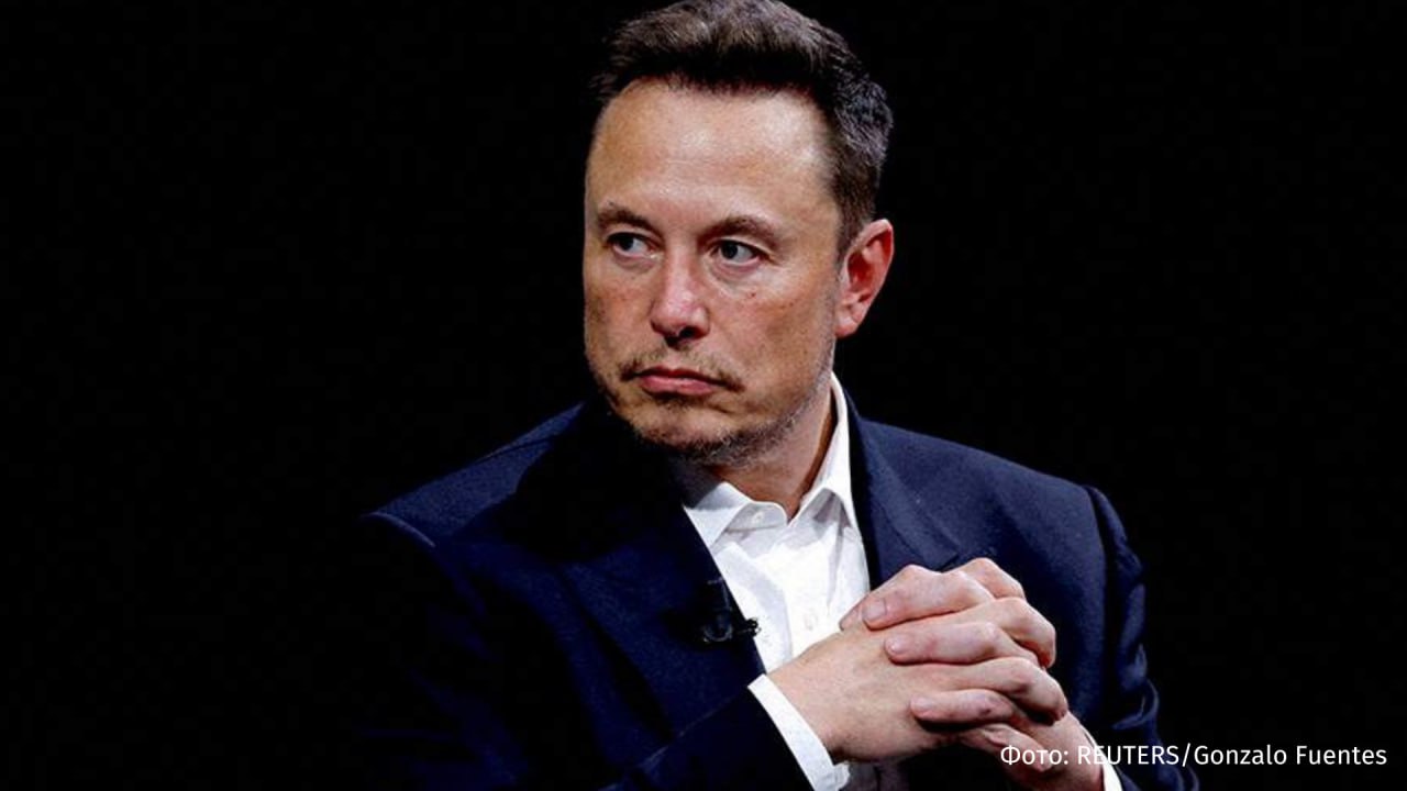 Компания SpaceX, принадлежащая Илону Маску, вложит $2 млрд в стартап xAI, разработавший чат-бота Grok на базе искусственного интеллекта. Об этом сообщает The Wall Street Journal со ссылкой на источники. Инвестиции станут частью еще более крупной кампании по вложению средств на сумму $5 млрд. Один из инвесторов уточнил, что xAI уже привлек $5 млрд в качестве инвестиций. По его словам, к концу года компания планирует привлечь ещё больше средств. Ранее для обучения чат-бота за 3 месяца был построен суперкомпьютер Colossus — он управляет кластером из более чем 100 тысяч графических процессоров Nvidia. Однако нейросеть Маска выдала пользователю ответ, что считает Гитлера "величайшим человеком", из-за чего в соцсети Х разгорелся скандал. Больше новостей тут Отправить новость