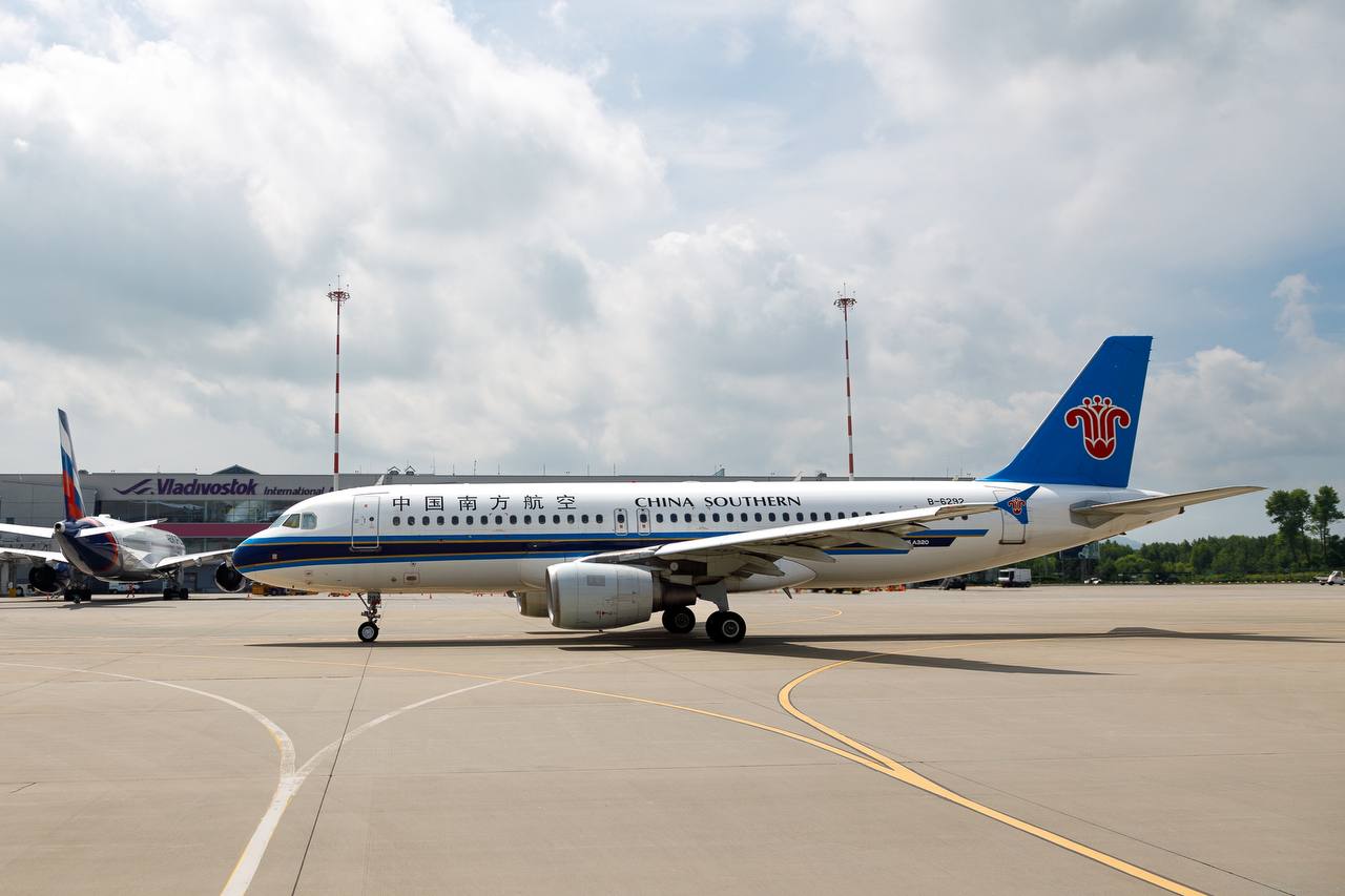 Аэрофлот попросил защиты от иностранных авиаперевозчиков Крупнейший российский авиаперевозчик группа Аэрофлот ощущает угрозу из за растущего присутствия иностранных авиакомпаний на своем домашнем рынке Они перевезут в этом году 23 24 миллиона пассажиров на российском рынке сообщил 21 октября на заседании в Совете Федерации гендиректор Аэрофлота Сергей Александровский В 2019 году на иностранных перевозчиков в России пришлось около 15 миллионов пассажиров Безусловно это достаточно серьёзное давление не только на группу Аэрофлот а в целом на российскую коммерческую авиацию сказал он По словам Александровского китайские перевозчики серьезно нарастили свое присутствие на Дальнем Востоке России предлагая неадекватные тарифы после того как в сентябре Пекин ввел безвизовый режим для российских граждан что создало сильный спрос на туристический поток из России в Китай Глава Аэрофлота попросил законодателей защитить интересы национальных перевозчиков Доступность международных перевозок важна но тем не менее интересы российских перевозчиков мне кажется в этой тенденции важно очень отслеживать и контролировать объяснил он После введения безвизового режима Аэрофлот добавив в расписание перелеты на китайский курорт Санья из Казани Санкт Петербурга и Уфы к уже существующим пяти пунктам вылета в этом направлении Авиакомпания также летает в Пекин Гуанчжоу и Шанхай из своего основного хаба в московском аэропорту Шереметьево Дочерний перевозчик группы Россия выполняет рейсы в Пекин и Санью из Красноярска а также в Шанхай из Владивостока По данным Ассоциации туроператоров России этим летом между Россией и Китаем выполнялось 215 еженедельных рейсов Их осуществляли восемь китайских и семь российских перевозчиков Всего Россия сейчас имеет прямое авиасообщение с 41 страной в Азии на Ближнем Востоке и в Латинской Америке сообщила Росавиация 26 октября Ведомство ожидает что гражданская авиация страны в 2025 году перевезет 109 7 млн пассажиров что будет на 2 меньше чем годом ранее Подробнее на ATO ru Фото аэропорт Владивостока Подписаться на ATOjournal