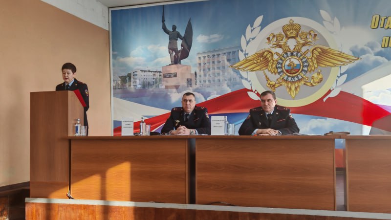 Заместитель начальника краевого УМВД полковник полиции Олег Дубовицкий посетил с рабочей поездкой отдел МВД России по городу Уссурийску На совещании подвели итоги оперативно служебной деятельности за 2025 год и заслушали доклады руководителей ключевых подразделений В Уссурийском городском округе отмечено значительное снижение преступности Число тяжких деяний сократилось на 11 9 убийств на 25 краж и грабежей более чем на 20 а поджогов на 43 8 Также улучшилась обстановка в общественных местах и на улицах города снижение составило более 24 сократилось число преступлений совершенных иностранными гражданами Зафиксирована положительная динамика в сфере ИТ технологий количество киберпреступлений снизилось на 21 2 Олег Дубовицкий рекомендовал усилить профилактическую работу и проводить уроки цифровой грамотности для школьников с младших классов так как дети остаются уязвимой категорией для интернет аферистов По итогам совещания работа отдела признана удовлетворительной Начальник ОМВД России по г Уссурийску Андрей Кононенко поблагодарил личный состав за добросовестную службу в условиях высокой нагрузки и некомплекта кадров