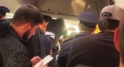 В Махачкале устраивают облавы на молодых дагестанцев На улицах Махачкалы развернута охота на молодёжь: силовики хватают студентов и прохожих, заталкивают в автобусы и увозят в военкоматы. Всё это — якобы «в рамках закона», по словам подполковника Гусена Омаргаджиева, представителя военного комиссариата колониальной администрации. В реальности же — наглое похищение: молодым парням вручают повестки прямо на улице, часто несмотря на законные отсрочки. Так, студент с действующей отсрочкой до 2026 года был схвачен на улице, силой затащен в автобус, а в военкомате ему «задним числом» вручили повестку. При этом его приписное свидетельство, где указана отсрочка, «потеряли». Свидетельства очевидцев подтверждают масштабную кампанию запугивания: опубликованы видео с силовиками, блокирующими улицы, и преследованием молодых людей на машинах. Один из кадров — погоня ППС за убегающим парнем, которого пытаются поймать на тротуаре. На другом — автобус с захваченными ребятами, у которых изъяли документы. Ранее мэр города Юсуп Умавов публично жаловался на «недобор» и поручил активизировать розыск «уклонистов». Оккупационные власти Дагестана теперь хвастаются, что районы «справились с задачей», фактически отчитавшись за то, сколько юношей отправили на убой в интересах России.