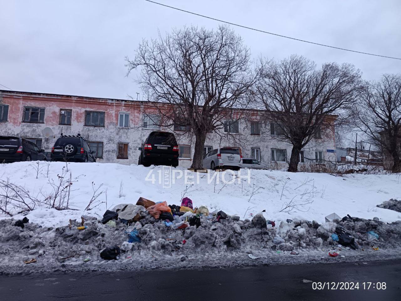 Мусорная свалка образовалась в одном из районов краевой столицы     Как стало известно «41Регион. LIVE», более двух недель назад вывезли мусорные баки, которые стояли по адресу: Рябиковская, 66.  На жалобы людей, администрация ответила, что эта площадка не была внесена в реестр мест накопления мусора, поэтому по факту являлась несанкционированной свалкой.  Но жители близлежащих домов продолжают складывать туда мусор, ведь поблизости нет других баков, а квитанции на оплату услуг от Спецтранса продолжают приходить.  Что думаете по этому поводу?  41Регион.LIVE    Написать   боту