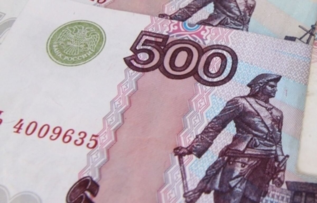 Банк России начал работу над созданием новой банкноты номиналом 500 рублей Новая пятисотка будет выполнена в сиренево фиолетовых оттенках что и ее предшественница сообщил зампред ЦБ Сергей Белов Он подчеркнул что Центробанк придерживается той цветовой палитры которая была характерна для банкнот образца 1997 года чтобы люди могли легко распознавать номиналы Белов напомнил что новая купюра в 500 рублей будет посвящена Северо Кавказскому федеральному округу и его центру городу Пятигорску Подписаться на truekpru Читать нас в MAX