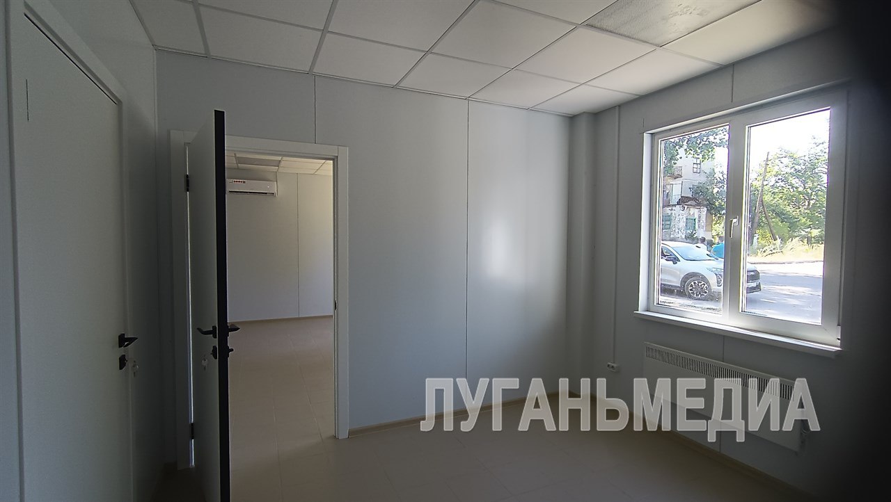 В населенных пунктах Краснодонского округа строятся ФАПы   В рамках национального проекта «Продолжительная и активная жизнь», а также в рамках реализации федеральной программы «Модернизация первичного звена здравоохранения» на территории двух населенных пунктов Краснодонского муниципального округа проходит модернизация здравоохранения – в поселках Северо-Гундоровский и Краснодарский идет активное строительство ФАПов.    Реализация проектов производится за счет средств регионального Минздрава. С появлением ФАПов на данных территориях существенно повысится доступность и качество медицинской помощи для населения, общей численностью около 900 человек.   «В этом году в рамках реализации федеральной программы «Модернизация первичного звена здравоохранения» нашему лечебному учреждению было выделено финансирование на строительство двух фельдшерско-акушерских пунктов – в поселках Северо-Гундоровский и Краснодарский.  Работы на ФАПах были начаты в мае текущего года. Сейчас окончены все внутренние работы. Строители приступили к подведению коммуникаций в ФАПы и благоустройству прилегающих территорий», - прокомментировала главный врач ГБУЗ КЦГМБ Наталья Назаренко, и  подчеркнула, что в каждом ФАПе будет работать фельдшер, а также по графику будут осуществляться выездные приемы врачей из КЦГМБ.             Вконтакте       Одноклаcсники