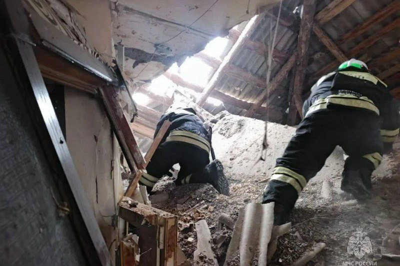 В Волгоградской области есть пострадавшие из за хлопка газа Сегодня примерно в 15 00 в городе Петров Вал прогремел взрыв Следователи возбудили уголовное дело по факту ЧП в многоквартирном доме 66 по улице Ленина сообщают Городские вести с ссылкой на региональный СК Предположительной причиной случившегося называется разгерметизация бытового газа Взрывная волна частично обрушила межквартирные перекрытия дома Пострадавшие были госпитализированы в Камышинскую центральную районную больницу Их количество сейчас уточняется Сообщается также что в квартире в которой произошёл хлопок на тот момент никто не проживал Пострадали соседи хозяев жилья Они открыли квартиру за которой присматривали запасным ключом после чего и произошёл резкий выброс газа Следователи устанавливают причину и обстоятельства ЧП Проверку также проводит региональная прокуратура Губернатор Волгоградской области Андрей Бочаров взял ситуацию на личный контроль Астрахань 24 в МАХ