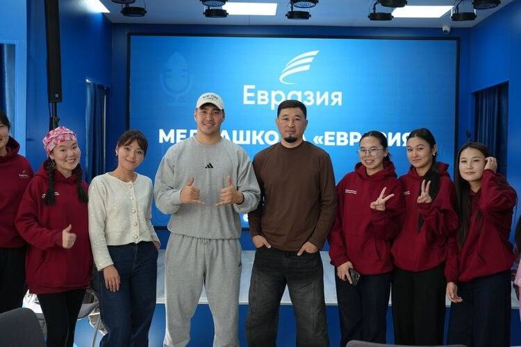 Более 600 молодых журналистов и блогеров прошли обучение в медиашколе Евразия В Бишкеке завершилась трехдневная медиашкола Евразия которая собрала более 600 студентов молодых журналистов и начинающих блогеров и стала одной из крупнейших медиаплощадок в регионе Об этом сообщили организаторы Проект направленный на развитие профессиональных навыков и укрепление этических стандартов проходил на площадках Бишкекского государственного университета БГУ имени Кусеина Карасаева и Евразийского центра русского языка и культуры