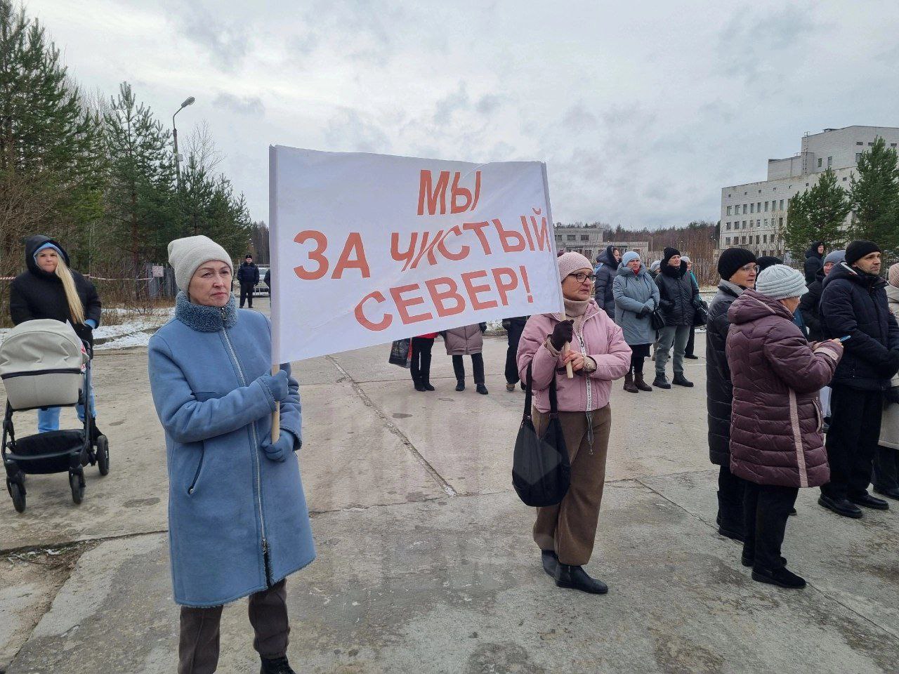 Протест против свалки в Коряжме  В городе Коряжма Архангельской области состоялся митинг против строительства большой свалки, которую пытаются представить как мусоросжигательный комплекс.   На митинг вышли около 150 человек. Среди них были и жители Коряжмы, и активисты из других экологических движений.  Участники протеста выразили свое несогласие с планами строительства, держа в руках плакаты.