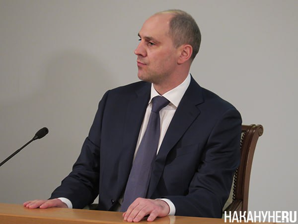 В родном городе врио губернатора отменили общегородской праздник из-за вспышки энтеровирусной инфекции   В Североуральске, родном для врио губернатора Дениса Паслера  на фото , перенесли День города из-за энтеровирусной инфекции. Переносится и концерт, хедлайнером которого должна была стать бывшая солистка группы "Комбинация" Светлана Кашина.  При этом власти города спешат успокоить местных жителей: в водопроводной воде Североуральска возбудитель ЭВИ не обнаружен, но меры профилактики соблюдать необходимо.  Между тем, в Североуральске уже второй месяц наблюдаются перебои с холодным водоснабжением. Жители возмущались в соцсетях и приглашали на чай представителей мэрии и "Водоканала", чтобы они "попили из грязной посуды".