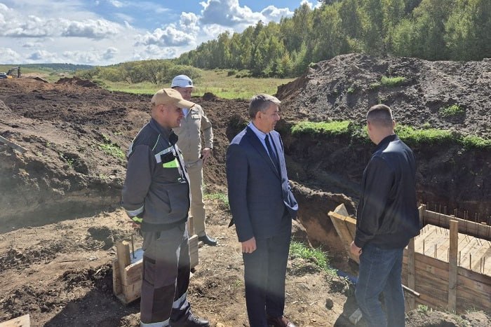 В поселке Усть Ордынский ведут строительство водовода Губернатор Игорь Кобзев в ходе поездки в Эхирит Булагатский район осмотрел строительство водовода в поселке Усть Ордынский и капитальный ремонт водопровода Корсук Усть Ордынский Работы идут по нацпроекту Инфраструктура для жизни В 2025 году помимо Усть Ордынского идет капитальный ремонт магистрального водовода в городе Саянске строятся магистральные водопроводные сети в посёлке Пивовариха и система водоснабжения в селе Оёк Иркутского района отметил губернатор Капитальный ремонт водопровода Корсук Усть Ордынский выполнен на более чем на половину работы завершат в 2025 году Внутри поселка водопровод проложат к 2027 году Работы проведут в три этапа В итоге доступ к качественному централизованному водоснабжению получат более 8 5 тысячи жителей поселка Усть Ордынский и соцобъекты Игорь Кобзев поручил подключать жителей к сетям водоснабжения по мере завершения каждого из этапов и уже весной 2026 года начать подключение домов расположенных на улицах первого этапа