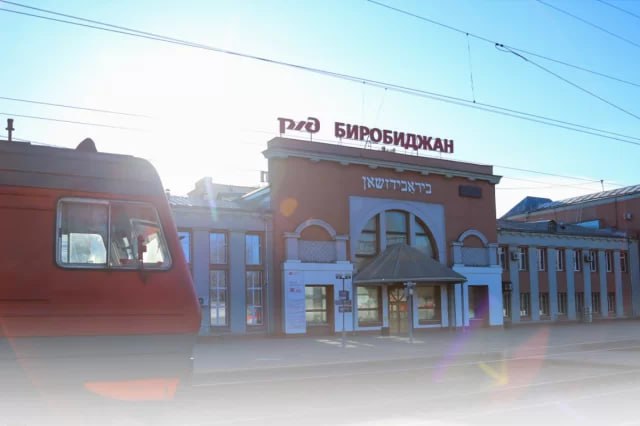 Помощь будущим мамам: В ЕАО ввели новую меру социальной поддержки  Депутаты Заксобрания Еврейской автономной области приняли новую меру поддержки беременных женщин: теперь они смогут получить компенсацию за проезд из районов в женскую консультацию Биробиджана и специализированные медучреждения Хабаровска, если поездка связана с прохождением пренатального скрининга.  Поправки к закону об охране здоровья разработали по поручению врио губернатора Марии Костюк — представители социальных служб и медицинского сообщества обратили внимание на то, что из районов редко ездят в медучреждения Биробиджана и тем более Хабаровска.