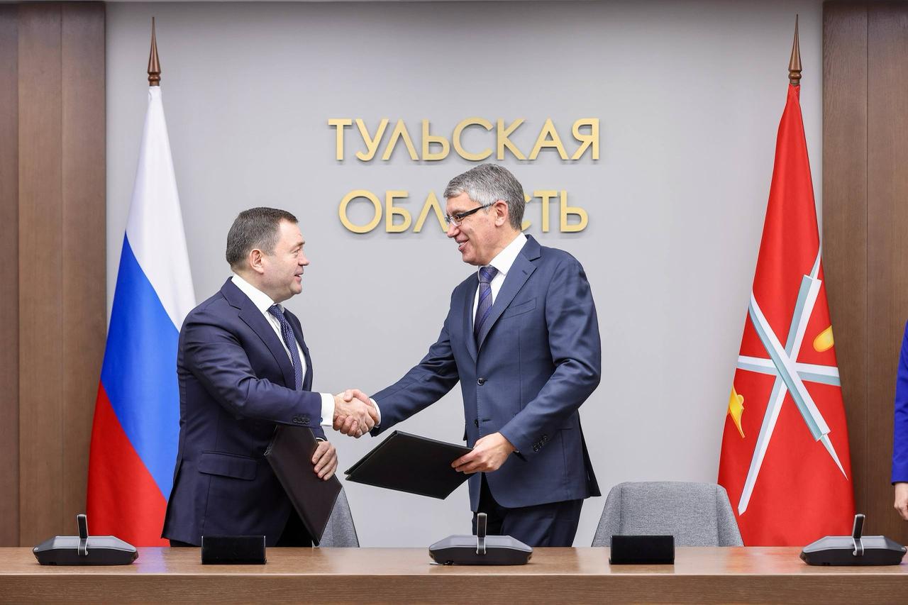 ПСБ и Тульская область укрепляют сотрудничество Сегодня в Туле председатель ПСБ Петр Фрадков и глава региона Дмитрий Миляев подписали договор о совместной работе Документ направлен на развитие местной экономики и социальной сферы Подписанное соглашение позволит оказать помощь ключевым предприятиям области среди которых значатся оборонные компании и представители малого и среднего бизнеса Петр Фрадков подчеркнул ПСБ активно поддерживает промышленный потенциал Тульской области обеспечивая финансовую стабильность предприятий и гражданского сектора Дмитрий Миляев добавил Мы рассчитываем на долгосрочное взаимовыгодное партнерство с банком направленное на устойчивое социально экономическое развитие региона investing investing