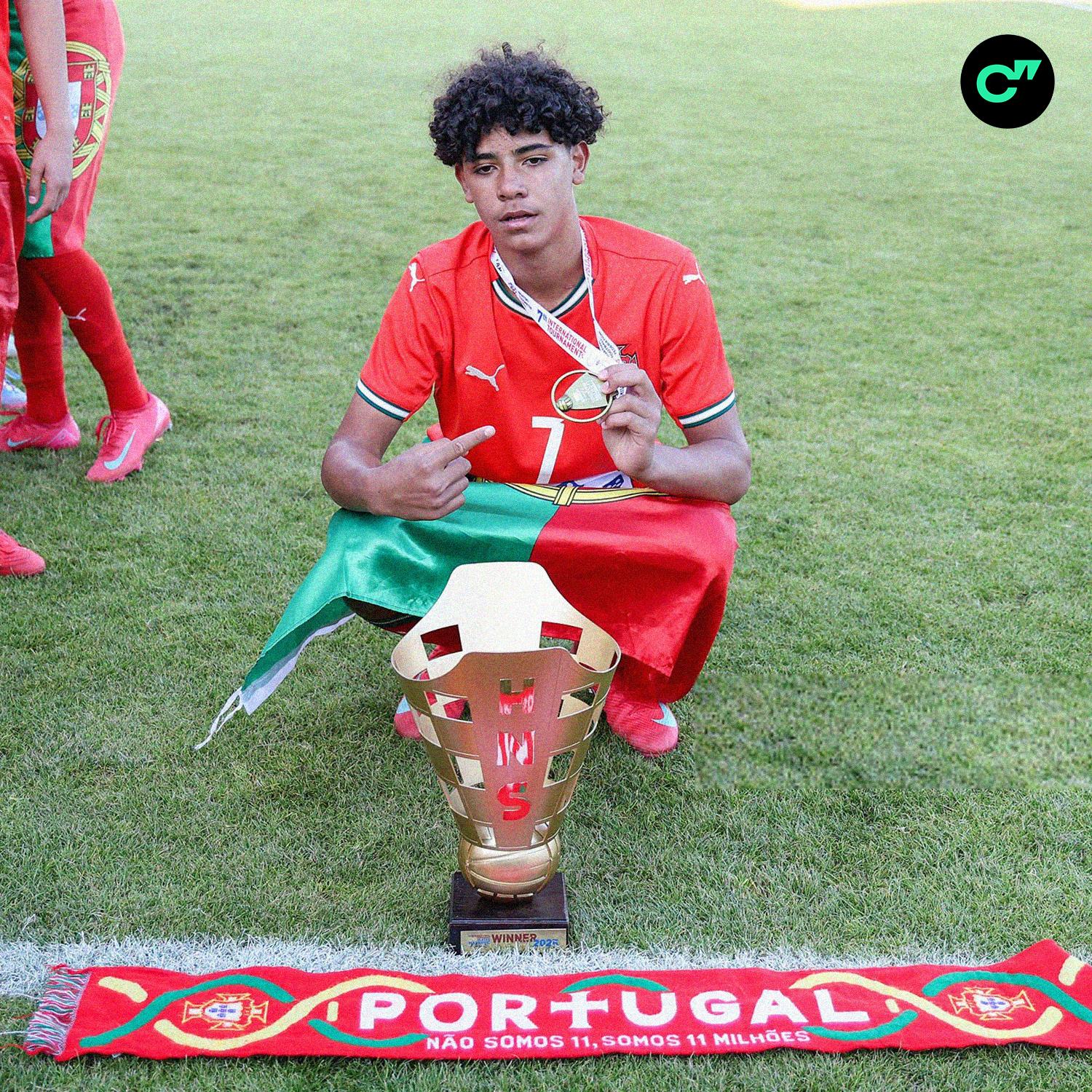 Сын Криштиану Роналду дебютировал за сборную Португалии U16 парень провел на поле одну минуту и помог обыграть Турцию со счетом 2 0 это только начало Подписывайтесь на Спортс