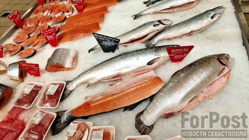 В Севастополе торговали просроченной рыбой и сомнительной икрой Опасные продукты нашли сотрудники прокуратуры и Россельхознадзора в ходе проверки ИП Кузьменко Д.В. У него обнаружили почти 12 кг просроченной рыбы, 2,6 кг морепродуктов без маркировки и более 42 кг рыбной продукции без ветеринарно-сопроводительных документов. Вся продукция изъята из оборота, а предприниматель оштрафован. ForPost