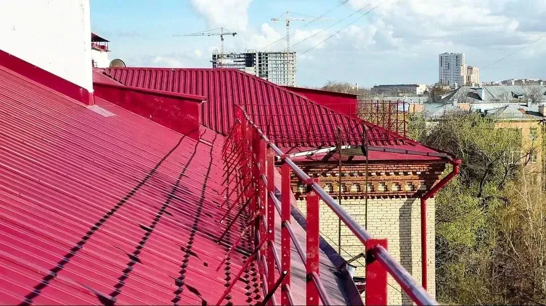 В Госдуме предложили ужесточить контроль за проведением капремонта многоквартирных домов Законопроектом предлагается ввести дифференцированные гарантийные сроки на работы по капитальному ремонту крыш ограждающих несущих и ненесущих конструкций в том числе фасадов не менее 10 лет на работы по капитальному ремонту внутридомовых инженерных систем не менее семи лет на иные работы не менее пяти лет Помимо изменения сроков гарантии документ предусматривает новые требования к прозрачности процесса Региональных операторов обяжут вести фото и видеофиксацию каждого этапа капремонта и размещать материалы в публичном доступе Это позволит собственникам помещений отслеживать ход работ в режиме реального времени