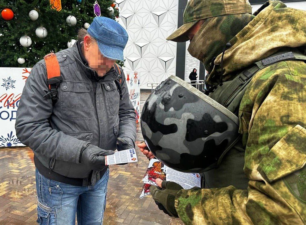 ‼ В Запорожской области стартует профилактическая акция Росгвардии «Безопасный Новый год»   Росгвардейцы расскажут жителям региона о мерах безопасности в праздничные дни, действиях в чрезвычайных ситуациях и защите имущества от преступлений.   Сотрудники вневедомственной охраны раздадут буклеты об охранных услугах, а инспекторы ЛРР напомнят о правилах обращения с оружием. Акцент будет сделан на охране общественного порядка и контроле за оборотом оружия.