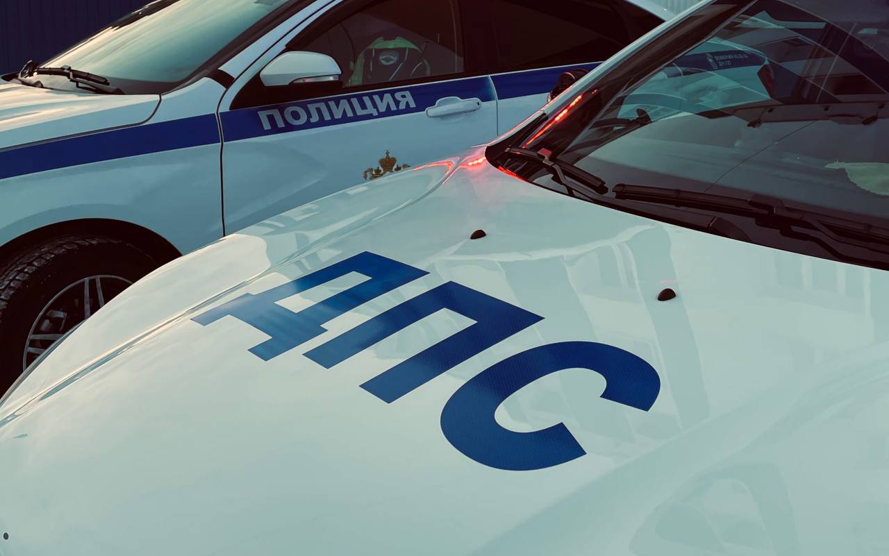  За минувшие сутки на территории г. Якутска зарегистрировано 5 ДТП. Возле дома №17 Б ул.Очиченко совершен наезд на пешехода, в результате которого ему назначили амбулаторное лечение. Задержано за сутки 9 водителей в состоянии алкогольного опьянения. Один из них совершил ДТП возле дома №13 ул.Маганская. Уважаемые водители! Соблюдайте безопасный скоростной режим и дистанцию между автомобилями. Не садитесь за руль в состоянии опьянения, при движении в автомобиле всегда пристегивайтесь ремнями безопасности и пристегивайте своих пассажиров. Уважаемые пешеходы! Прежде чем перейти дорогу, убедитесь, что водители вас заметили и остановились. Кроме того, рекомендуем использовать световозвращающие элементы в темное время суток.