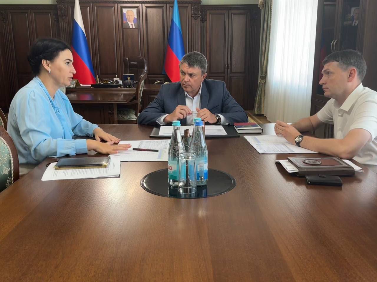 Вместе с временно исполняющим полномочия главы Луганска Яной Пащенко обсудили ход реконструкции аварийных мостов в городе. К концу нынешнего года планируется открытие сразу четырех путепроводов. На завершающей стадии строительство моста по улице Советской, который ремонтируют московские специалисты. Его запуск поможет разгрузить транспортный поток в центральной части города. Помимо этого инфраструктурного объекта в ремонте нуждались еще три моста. Их реконструкция проводится за счет федеральных средств. Ко Дню города в Луганске планируется открыть мост в районе Парка имени 1-го Мая. Ввод в эксплуатацию этого объекта пришлось перенести на осень. На этапе демонтажа устаревших опор возникли трудности, связанные с необходимостью переноса коммуникаций, что добавило объема работ. К концу октября этого года начнут действовать мосты по улице имени 395-й Шахтерской Дивизии и на Вергунском переезде. Для обеспечения объездных путей я давал поручение по запуску в работу понтонного моста с реверсивным движением на улице имени 395-й Шахтерской Дивизии. Временный объезд помогает снизить транспортную нагрузку на этом участке. Яна Валерьевна отметила, что работа по восстановлению путепроводов идет в штатном режиме и выйдет на завершающий этап уже осенью этого года.