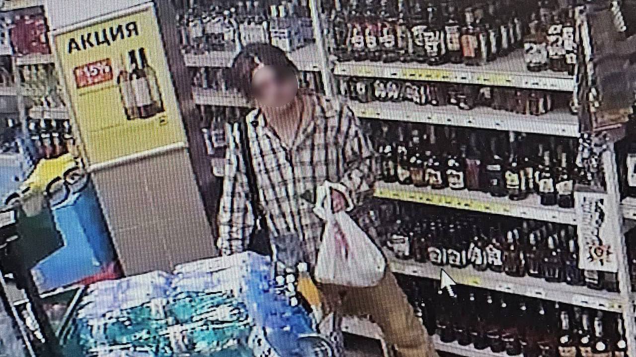 Неизвестный приставал к 10-летнему ребёнку в «Магните» на Степана Разина Девочка одна пошла в магазин, где её и заметил мужчина. Девочка пыталась скрыться от незнакомца между стеллажей, но тот преследовал её и преграждал путь. На кассе мужчина опять подошёл к ребёнку. В ситуацию вмешались продавцы – они попытались узнать, кем неизвестный приходится девочке. Мужчина ответил, что он отец ребёнка. Продавцы не поверили и отвели девочку в безопасное место. Неизвестный в это время сбежал. – Сотрудники рассказали, что видели ещё одного мужчину у входа в магазин. Он якобы был вместе с неизвестным, и убежали они вместе, – говорит отец девочки. Инцидент Воронеж Хотите чем-то поделиться? Присылайте фото и видео в наш бот-предложку. Лучшее опубликуем!