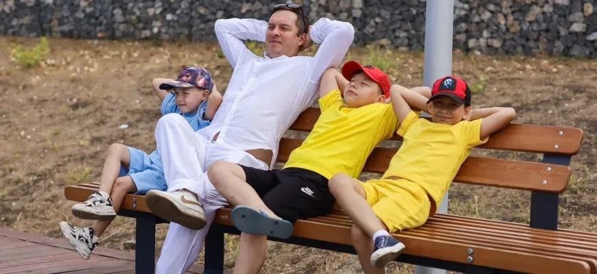 Главные новости в России и в мире на утро 18 февраля   В России стартует масштабная кампания по продвижению образа отцов защите их прав а также формирования института ответственного отцовства в целом Она предполагает обширный комплекс мер от серьезных научных исследований до внесения корректировок в действующее законодательство   Возраст продажи алкоголя кроме пива в России необходимо изменить повысив с 18 до 21 года С таким предложением выступил замсекретаря Общественной палаты России Владислав Гриб который считает что к 21 годам у граждан формируется более высокий уровень ответственности   Россияне назвали самые раздражающие их звуки Около 44 процентов респондентов признались что страдают от любого шума из за тонких стен Ремонт мешает 18 процентам а плач и крики детей 12 процентам Еще 10 процентов сильнее всего раздражает шум улицы и машин 9 процентов лай собак а 7 процентов строительные работы за окном   На полях предстоящего Высшего госсовета Союзного государства намеченного на 26 февраля вероятным станет подписание меморандума о создании скоростной железнодорожной магистрали ВСМ которая свяжет Минск и Москву  В России предложили ввести уголовную ответственность для продавцов автомобилей которые скручивают пробег или подделывают историю машины В Госдуме считают что у 90 авто на российском вторичном рынке указаны неверные данные о пробеге   Никаких обтягивающих лосин активисты из общественной организации предлагают ввести обязательный дресс код для фитнес клубов и запретить девушкам в России посещать спортзалы в откровенных нарядах   Госдума 18 февраля рассмотрит в первом чтении законопроект направленный на совершенствование системы профилактики и предупреждения правонарушений связанных с искажением исторической правды председатель Госдумы Вячеслав Володин   Подписаться на нас Telegram I MAX Прислать нам новость Sakhonlinebot