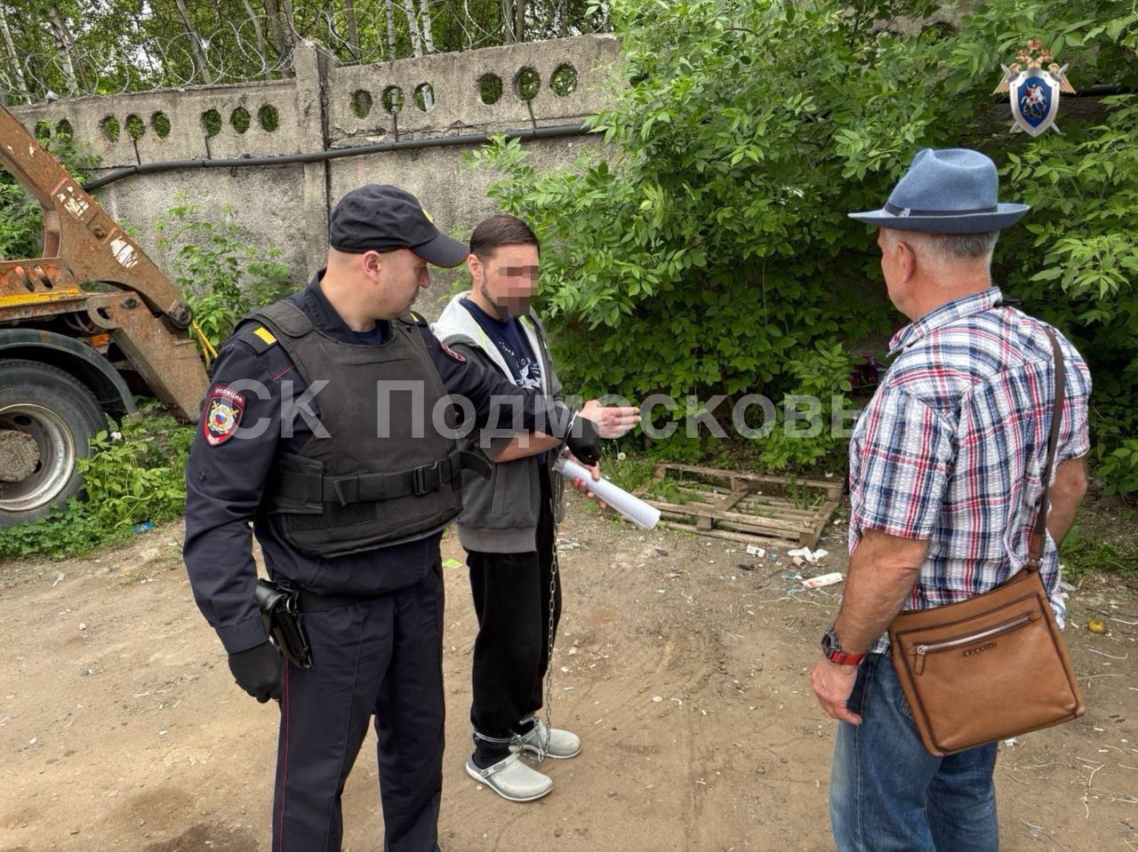 В Подольске перед судом предстанет местный житель, обвиняемый в причинении смерти по неосторожности и незаконном хранении оружия Следователем следственного отдела по г. Подольск ГСУ СК России по Московской области завершено расследование уголовного дела в отношении 58-летнего местного жителя, обвиняемого в причинении смерти по неосторожности женщине, незаконном хранении оружия и угрозе убийством ч. 1 ст. 109, ч. 1 ст.222 УК РФ,ч.1 ст.119 УК РФ . Следствием установлено, что в ночь с 23 на 24 апреля 2025 обвиняемый, недовольный шумом от компании, находившейся во дворе жилого дома и распивавшей спиртные напитки, вышел на улицу, вооружившись самодельным огнестрельным оружием. В ходе конфликта, во время попытки отнять у него оружие, произошел выстрел, в результате которого смертельное ранение получила одна из присутствующих женщин. В ходе расследования следователем проведены допросы и проверка показаний на месте с участием обвиняемого, изучены записи с камер наружного видеонаблюдения, запечатлевшие момент совершения преступления, получены заключения судебных экспертиз, среди которых баллистические, психолого-психиатрические, судебно-медицинские. Собранные доказательства легли в основу обвинения. Уголовное дело с утвержденным прокурором обвинительным заключением передано в Подольский городской суд для рассмотрения по существу.
