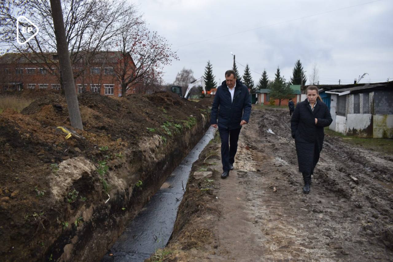 В посёлке Магнитный модернизируют сеть горячего водоснабжения В рамках проекта Партийный десант в посёлке Магнитный Железногорского района побывал секретарь местного отделения Единой России Александр Фролкова Он проверил как продвигается ход работ по реконструкции сети горячего водоснабжения Эта реконструкция стала возможна благодаря национальному проекту Инфраструктура для жизни и народной программе партии отметил Александр Фролков В Магнитном централизованные тепло и водоснабжение четыре улицы и больше полутора тысяч жителей   kurskedinros