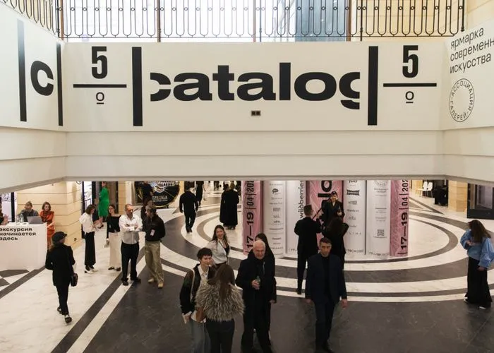В Москве 17 апреля открылась пятая ярмарка современного искусства catalog проходящая в жилом квартале Золотой на Софийской набережной В выставке участвуют 59 галерей из разных городов России