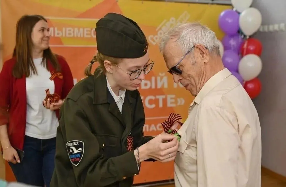 В Тюменской области подготовили более 170 тысяч Георгиевских лент для жителей Регион присоединился к ежегодной Всероссийской акции В муниципалитетах организованы более 200 пунктов выдачи ленточек В их числе скверы торговые центры площади населенных пунктов Главный атрибут праздника Победы в Великой Отечественной войне получат и пассажиры международных рейсов в аэропорту Рощино В нашем регионе акция впервые состоялась в 2005 году С тех пор она ежегодно охватывает десятки тысяч жителей Региональный штаб акции работает на базе Областного поискового центра Приглашаем всех участвовать носить на груди символ Победы и истории нашей страны отметил директор департамента молодежной политики Тюменской области Артем Дяченко В этом году особой миссией акции станет передача лент участникам СВО вместе с гуманитарной помощью Департамент молодежной политики Тюменской области Подписывайтесь на нас в МАХ