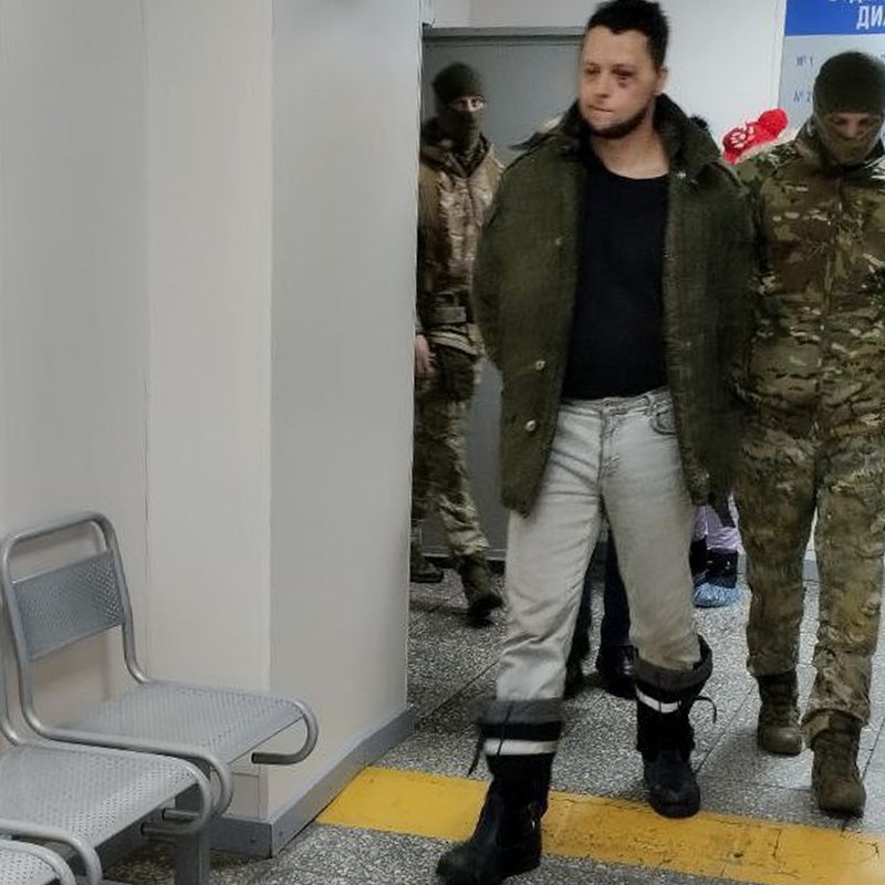 Задержан иркутский блогер показавший ужасы местного морга Активист и блогер из города Тулун Иркутской области Артём Павлечко задержан Его фотографию в сопровождении силовиков разместил местный паблик БЕЗ ПРИКРАС ТУЛУН На фото заметен синяк на лице Артёма Местные жители уже предлагают проводить акции в поддержку Павлечко У ютуб канала Артёма Павлечко более 140 тыс подписчиков но последнее видео опубликовано там год назад Во ВКонтакте у него более 7 5 тыс подписчиков Официальной информации о задержании не было По сведениям новосибирской правозащитницы Анны Тажеевой Павлечко был грубо задержан ОМОНом Возбуждено ли уголовное дело неизвестно Но действия силовиков могут быть связаны с моргом Тулуна видео об ужасном состоянии которого ранее опубликовал Павлечко Тажеевой известно что из за морга в следственные органы вызывают и других людей Ролик из тулунского морга показали многие федеральные СМИ На кадрах было видно что часть тел лежит на полу помещение завалено вещами и грязным хламом а на полу и проржавевших столах толстый слой слежавшейся грязи В зале для вскрытий лежат ржавые и перепачканные инструменты Вместо ящиков для них используют коробку из под обуви Тулунским судебно медицинским отделением Иркутского областного бюро судмедэкспертизы которое управляет моргами заведует Сергей Фадеев По словам местных жителей он занимается похоронным бизнесом Как мы писали он зарегистрирован как ИП в сфере Организация похорон и предоставление связанных с ними услуг С бизнес интересами сотрудников местной судмедэкспертизы связывают агентство ритуальных услуг Вечность Подписаться Прислать новость Помочь бустами