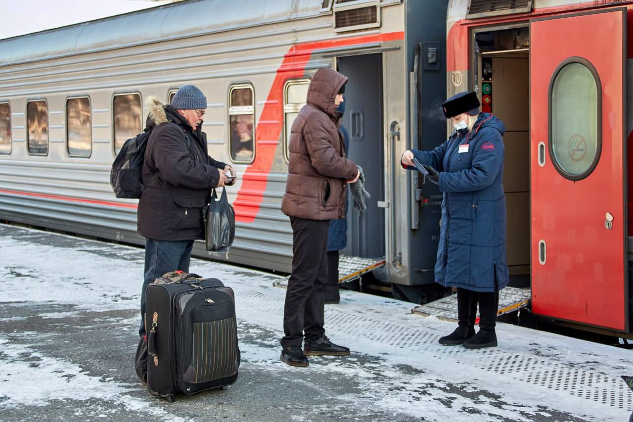В январе 5 Отправления пассажиров увеличились в первый месяц года На 5 4 больше пассажиров отправились со станций ДВЖД в январе 2026 года к аналогичному периоду прошлого года Из них в пригородных поездах 577 4 тыс человек 10 7 в поездах дальнего следования 285 5 тыс человек 3 8 Пассажирооборот в январе 2026 года вырос на 3 4 и составил 211 9 млн пассажиро километров