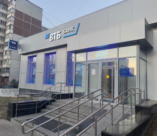 Обновленный офис ВТБ открылся в Барнауле после реконструкции на ул Попова 114 в Индустриальном районе Банк модернизирует сеть отделений с учетом новых более высоких стандартов обслуживания Специалисты отделения проконсультируют по банковским услугам и помогут решить все основные финансовые вопросы включая оформление документов и подключение сервисов В новом офисе оборудованы комфортные зоны с мягкой мебелью посетители могут подключиться к бесплатной сети Wi Fi и подписать документы в онлайн банке Для конфиденциальных встреч предусмотрена переговорная комната Офис работает по будням с 9 до 18 часов три банкомата с поддержкой операций по QR коду доступны в круглосуточном режиме Мы продолжаем развивать сеть наших офисов в Алтайском крае открываем новые и реконструируем существующие отделения Офис Энтузиаст находится в районе который активно застраивается здесь живут десятки тысяч семей многие из которых получают зарплату или пенсию на наши карты Мы стремились сделать так чтобы они могли решать свои финансовые вопросы быстро и с комфортом обновленное отделение отвечает всем современным стандартам банковского обслуживания отметил Дмитрий Горбунов управляющий ВТБ в Алтайском крае и Республике Алтай ОЦЕНИВАЙТЕ СВОИ ФИНАНСОВЫЕ ВОЗМОЖНОСТИ И РИСКИ Реклама Erid 2W5zFJz3vvC Рекламодатель Банк ВТБ ПАО ИНН 7702070139