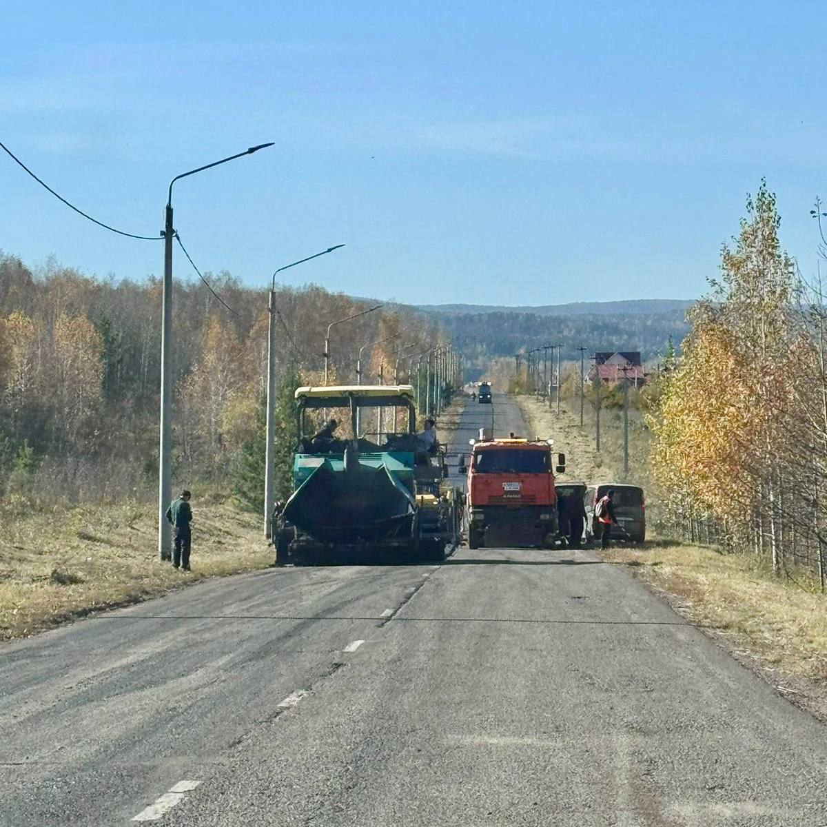 Дороги ремонтировали в Красноярске все выходные.   Суббота и воскресенье выдались тёплыми и солнечными, поэтому дорожники укладывали асфальт, меняли бордюры на Биатлонной, Грунтовой, Становой, Транзитной, Инструментальной, Семафорной, Юности-Чайковского, 2-й Брянской.   В этом году хотят доделать 100 километров городских дорог. Приоритет этого сезона — проезды на правом берегу.     Подписаться   Прислать новость