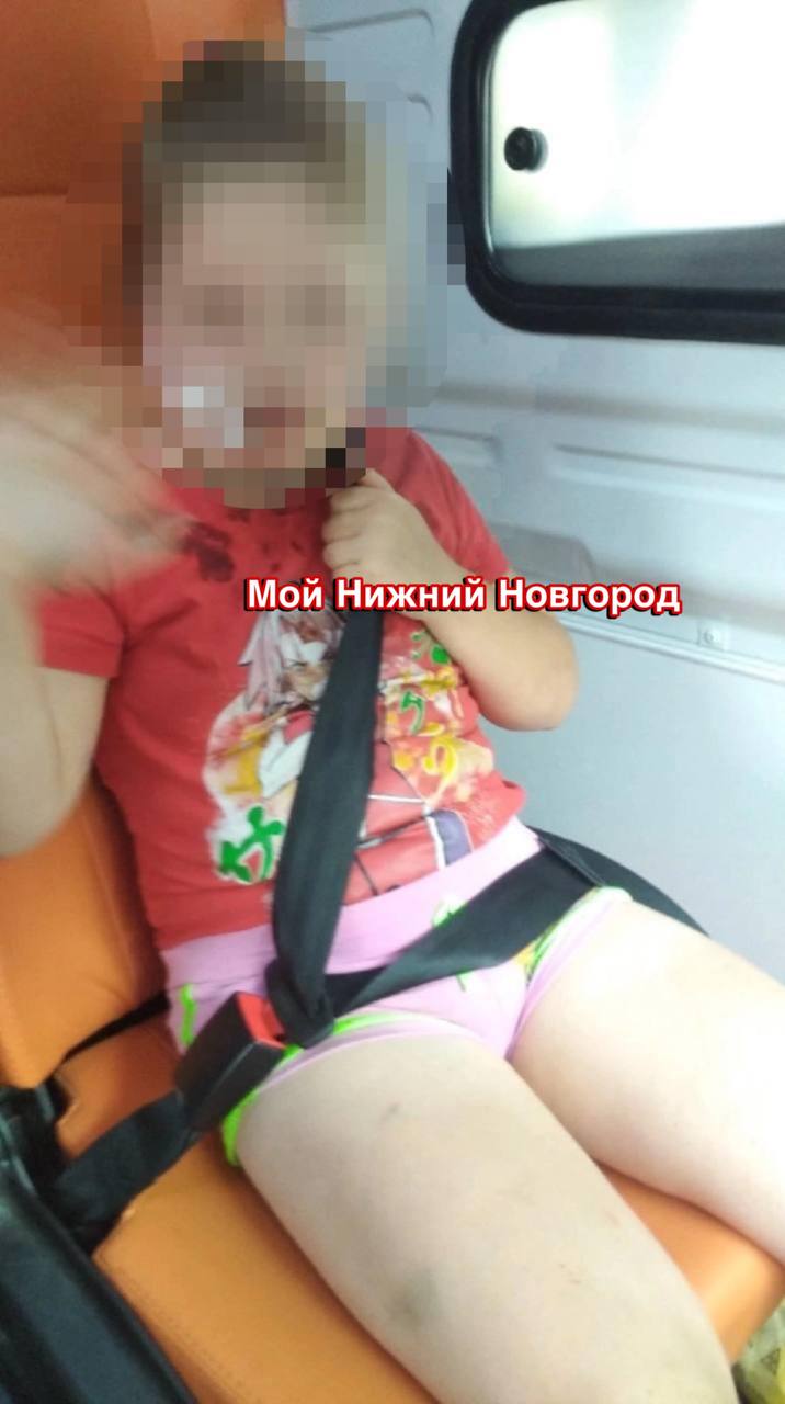 В Городце домашний пес вцепился в лицо маленькой девочки. Ребенку пришлось делать операцию! Как рассказала сама малышка, она гуляла на улице, когда мимо проходила женщина с собакой с «обвисшими щеками». Пес внезапно набросился на ребенка. Хозяйка, по словам очевидцев, забрала питомца и ушла, бросив истекающую кровью девочку. Малышке помогли прохожие, которые вызывали скорую. Ребенка доставили в больницу в Нижний, сделали операцию и наложили несколько швов. Родители ищут всех, кто видел произошедшее — они хотят найти хозяйку собаки и привлечь ее к ответственности. Подпишись \ Предложи новость