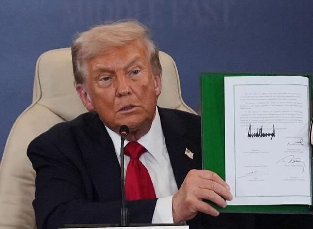 Самый долгий шатдаун в истории США завершен Трамп подписал временный бюджет Таким образом наиболее продолжительный в истории страны перерыв в работе американского правительства 43 дня завершен передает корреспондент РИА Новости Ранее сенат и конгресс согласовали компромиссный бюджет до конца января 2026 года К этому сроку разговоры о приближающемся шатдауне могут возобновиться если конгресс не выйдет на договоренность о полноценном бюджете до конца финансового года 0   Подписаться на РИА Новости Крым в Telegram MAX VK