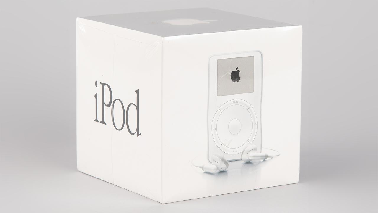 iPod по цене однушки легендарный плеер ушёл с молотка за 3 3 млн рублей На аукционе RR Auction запечатанный iPod со всеми пломбами был продан за ошеломляющие 40 264 Это абсолютный рекорд для фирменного плеера Apple Предыдущий известный рекорд составлял 29 000 в 2023 году Последняя цена включает в себя 25 комиссию взимаемую организаторами При этом сам iPod стоил 399 на старте продаж Чем он крут Эту модель представил сам Стив Джобс в октябре 2001 года со слоганом 1000 песен в вашем кармане Именно iPod помог Apple снова добиться успеха после того как в конце 1990 х компания оказалась на грани банкротства Помимо iPod на торгах также был оригинальный iPhone в запечатанной коробке с редким объёмом памяти в 4 ГБ чаще встречается 8 ГБ Он ушёл с молотка за 81 989 iguides