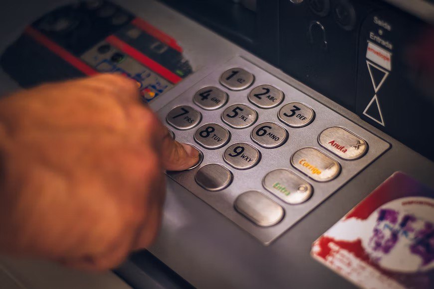Объем просроченной ипотеки на Кубани вырос в 2,4 раза за год  Объем просроченной задолженности по ипотечным кредитам в регионе на конец I полугодия 2025 года составил 10,1 млрд рублей, что в 2,4 раза превышает показатель аналогичного периода прошлого года.    Топ регионов России по доле просроченной ипотеки остается стабильным. Лидерами среди «плохих» кредитов являются: Кубань,  все республики Кавказа, Тыва, Хакасия, Адыгея.