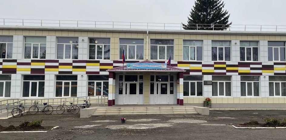 Ивановский подрядчик закончил демонтажные работы в двух учреждениях образования Марковского района В Бондаревской гимназии завершили работы по демонтажу пола на втором этаже здания. В яслях-саду «Надежда» в Курячевке разобрали старые полы и ненесущие перегородки. «Так что подготовительные работы к капремонту практически завершены. Впереди активная стадия обновления зданий образовательных учреждений. Она начнется уже на этой неделе. Мы отремонтируем полы, лестницу, фойе. Обновим полы, стены и потолки, заменим двери, электрические системы, водоснабжение и канализацию в Бондаревской гимназии», — отметил представитель подрядчика. Курячевский ясли-сад «Надежда» тоже ждет капитальное обновление: новые полы, стены и потолки, двери, системы, системы электрики и водоснабжения, канализации и вентиляции. На время ремонта малышей перевели в Марковский ясли-сад «Колосок».