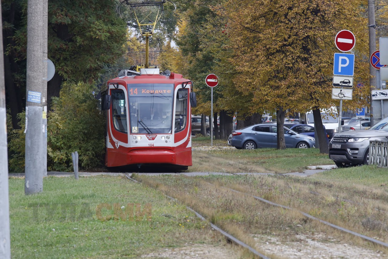 Опасные рельсы прокуратура Зареченского района выявила нарушения Прокуратура Зареченского района Тулы начала масштабную проверку муниципального предприятия Проверяется и обеспечение безопасной эксплуатации трамвайных путей В ходе обследования улиц города были выявлены многочисленные нарушения требований безопасности Установлено что на трамвайных кольцах нужно заменить короткие рельсы Также обнаружены просадки и зазоры в рельсовых стыках Проверка продолжается во взаимодействии с другими районами По её завершении прокуратура примет меры для устранения нарушений 1 2 Подпишись на новости